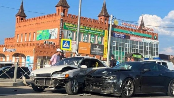 Спорткар Chevrolet столкнулся с иномаркой Mark II в Смоленке