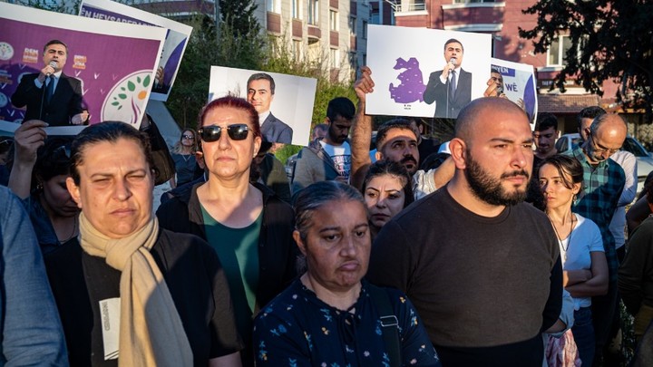 Турцию захлестнула волна протестов: На улицах стрельба и пожары