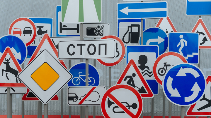 Водители в Екатеринбурге массово нарушают ПДД на бывшей односторонней улице, ставшей двусторонней