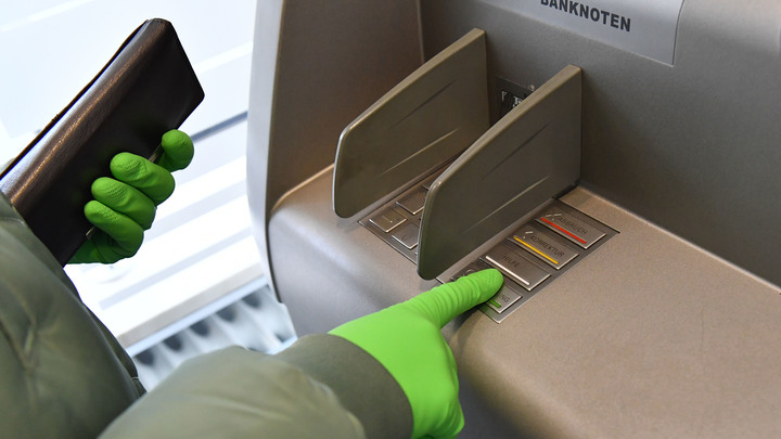 Всё по безналу: Покупателям советуют забыть про заразный кэш