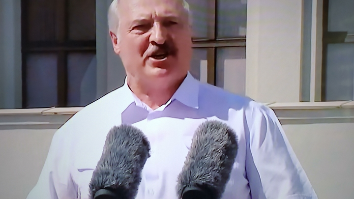 Лукашенко прилетел на МЗКТ: Рабочие готовят протестную встречу