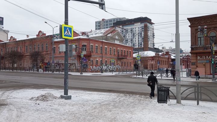 После ночного снегопада в Екатеринбурге взлетели цены на такси