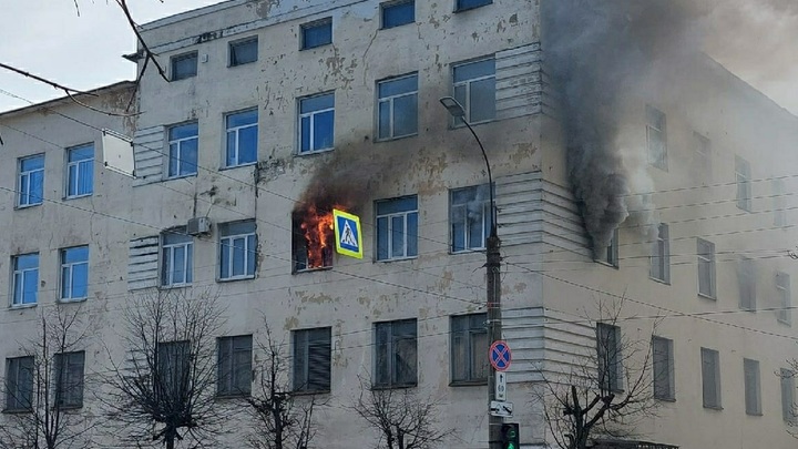 Жертв пожара уже семь: Крыша ЦНИИ войск ВКО в Твери рухнула