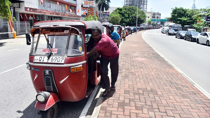 Шри-Ланка в хаосе взывает к России: Остров нуждается в поставках топлива
