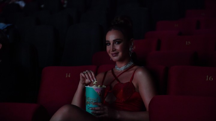 Бузова попыталась войти в ту дверь: Я всегда несу любовь и добро