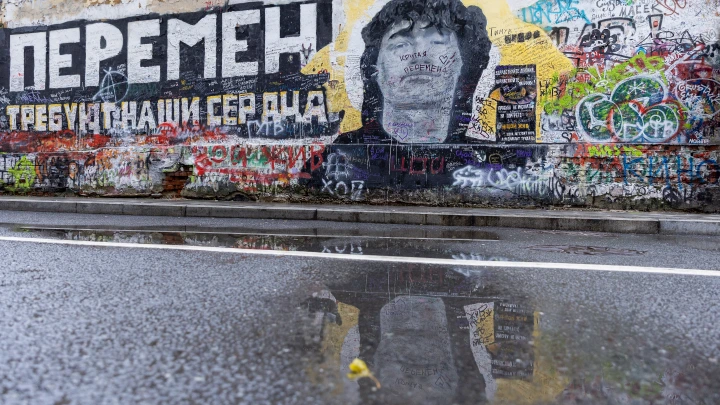 Серийного вандала-москвича задержали за надписи на заборах в Петербурге