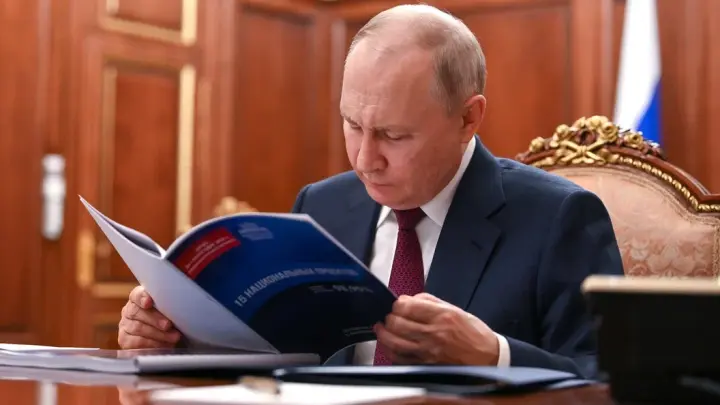 Пока все верят в лето, Путин готовится к зиме и напоминает о сроках северного завоза