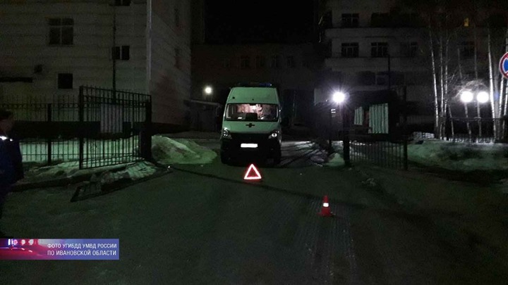 В Иванове водитель «скорой» уронил ребенка перед воротами больницы