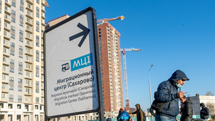 Мигранты ходят по стране с оружием. Иностранцы опасаются расправы русских людей после теракта