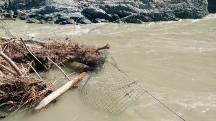 В Апшеронске более 70 спасателей ищут братьев-школьников, упавших в реку Пшеха