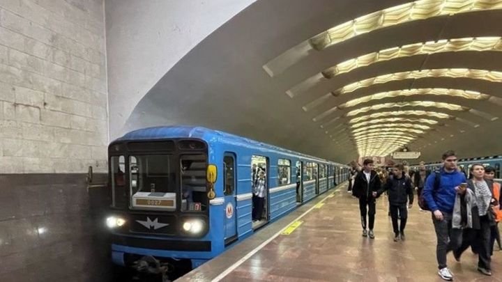 Жительница Новосибирска попала в полицию из-за пуховика, зажатого дверями вагона метро