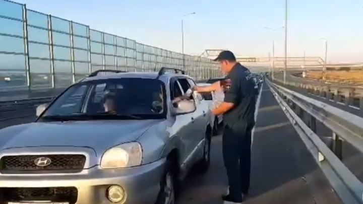 Пробка на Крымский мост со стороны Краснодарского края – 6 км. МЧС развернуло 80 пунктов досмотра