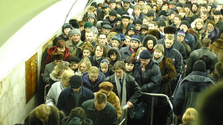 Вице-мэру Екатеринбурга не понравились утренние очереди на входе в метро