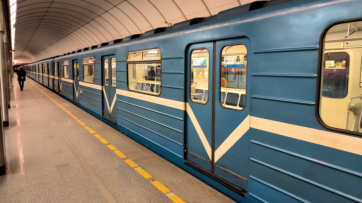 Закрытые станции метро открыли после падения пассажира на пути в Петербурге