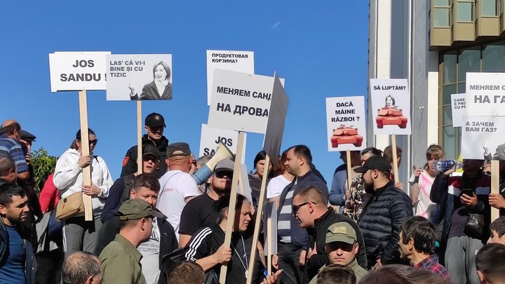 В Кишиневе пикетчики, приняв резолюцию, потребовали возвращения разницы между тарифами на газ