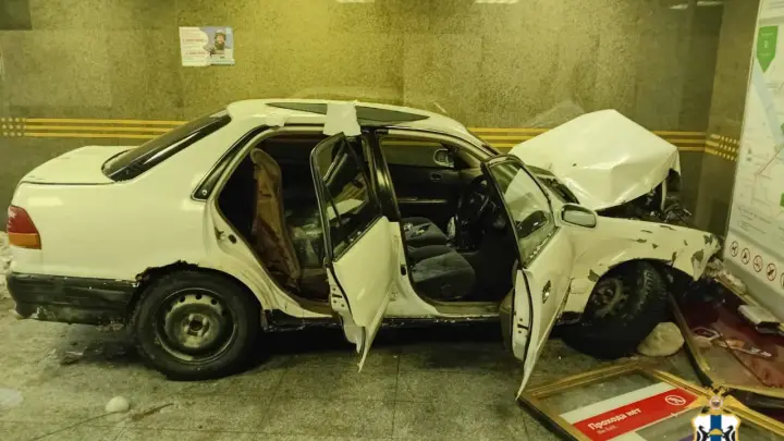 В Новосибирске арестовали лихача, влетевшего на машине на станцию метро