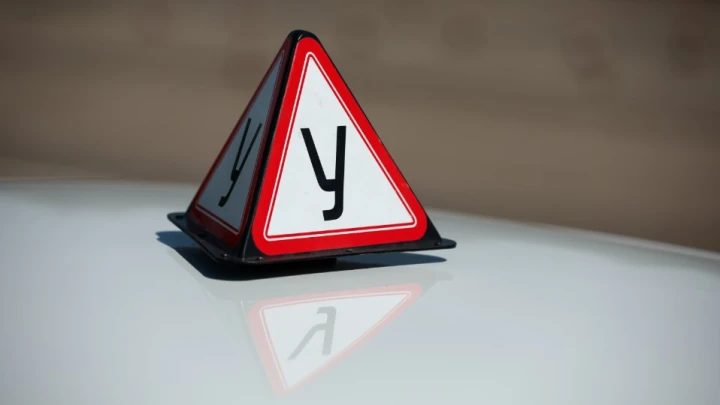 В России резко подорожало обучение в автошколах. Теряют клиентов, но терпят