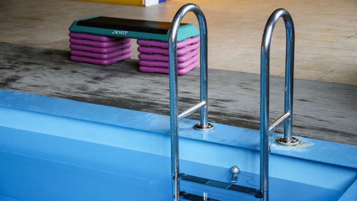 Пятилетнего мальчика увезли в больницу в тяжёлом состоянии после купания в бассейне: что произошло