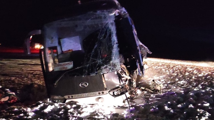 Два человека погибли в аварии с автобусом на пути из Новосибирска в Казахстан