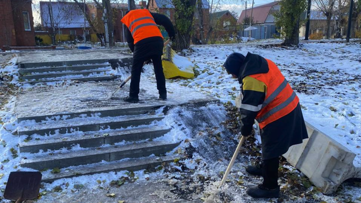 В администрации Челябинска рассказали, куда жаловаться на обледеневшие тротуары