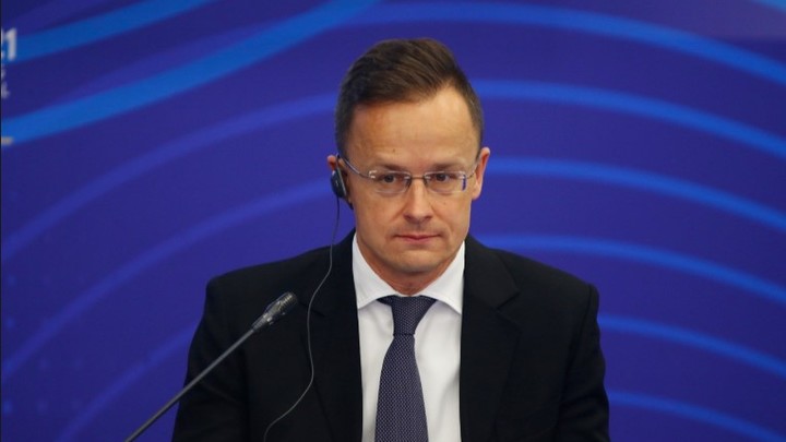 Венгрия добилась отмены части санкций на русские нефть и газ - МИД страны