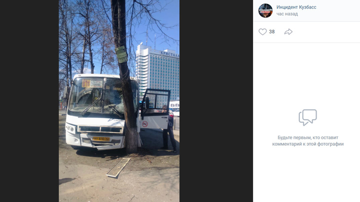В Кемерове маршрутка врезалась в дерево возле остановки