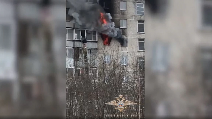 В Березовском следователь спасла на пожаре соседку, ее ребенка и кошку