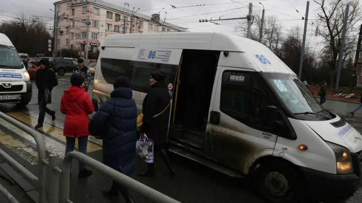 В Челябинске маршрутчик бросился на пассажирку, когда у него не сработал терминал