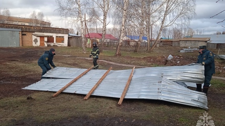 Женщину из Барнаула убило куском крыши её же дома во время урагана