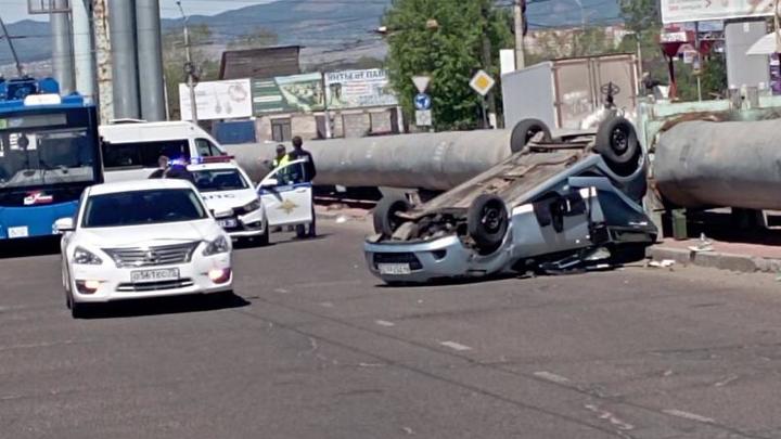 В Чите иномарка перевернулась на крышу, есть пострадавший