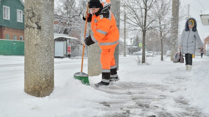В Краснодаре расчищают улицы после нового снегопада