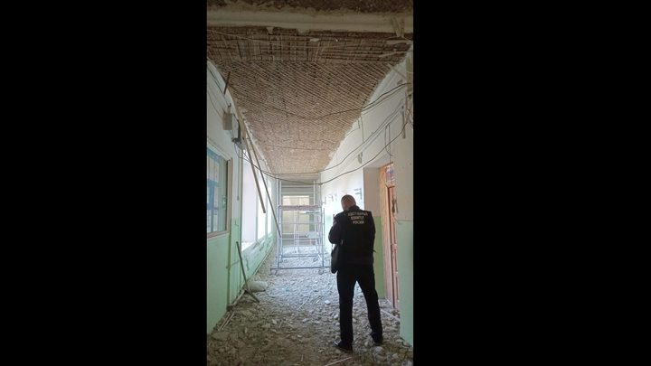 Следком проводит проверку после обрушения потолка на ученицу в школе Лакинска