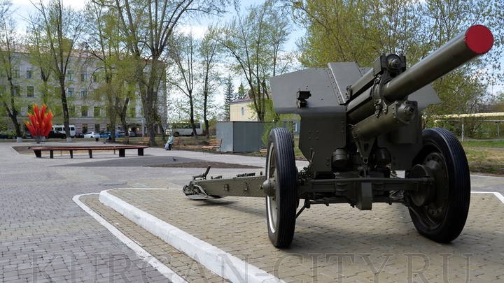 В сквере Кургана открыли мини-музей военной техники