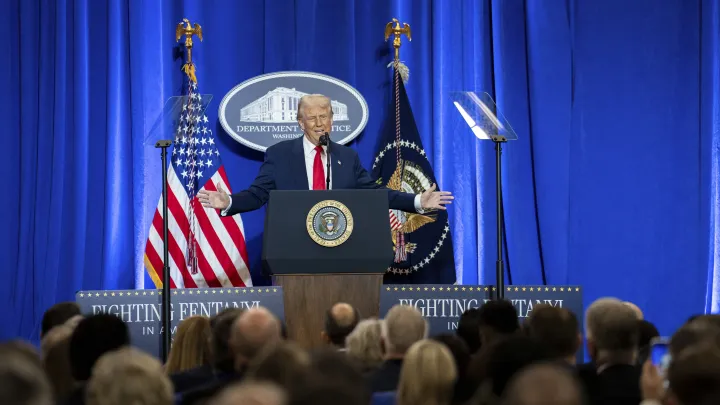 Это безумие!: Первые 50 дней Трампа на посту президента. Такого Европа не ожидала