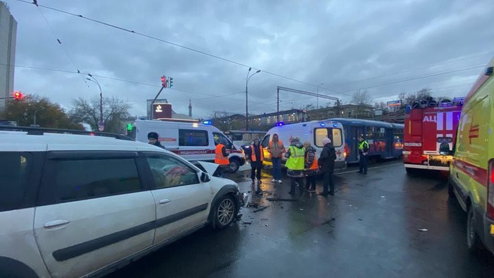 В центре Екатеринбурга столкнулись трамвай и легковушка