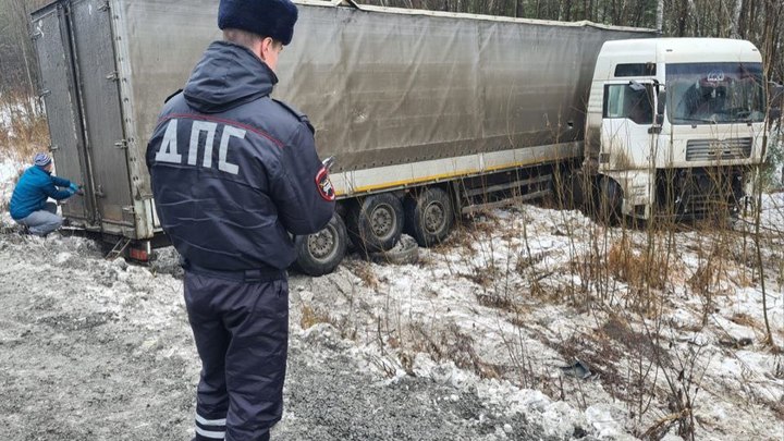 На севере Свердловской области в ДТП на заснеженной трассе погиб водитель фуры