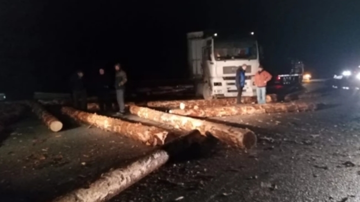 Рассыпанные брёвна стали причиной ДТП на трассе в Свердловской области