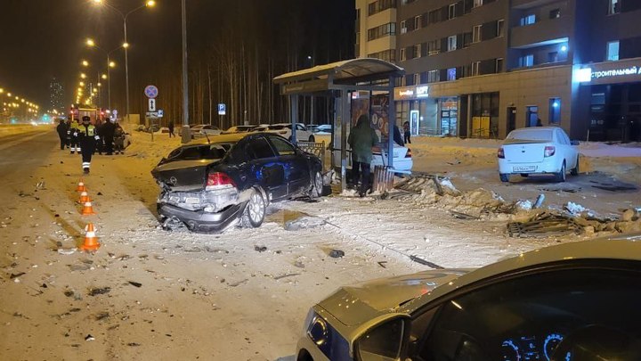 В Екатеринбурге иномарка врезалась в остановочный комплекс