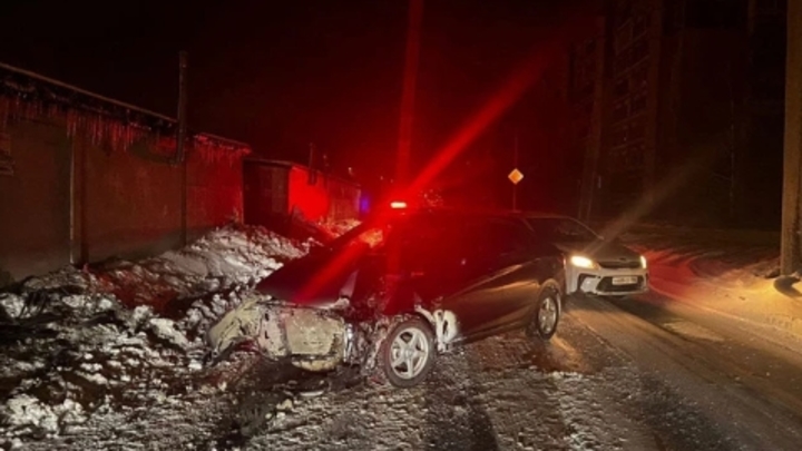 В Екатеринбурге водитель легкового авто в темноте протаранил гараж