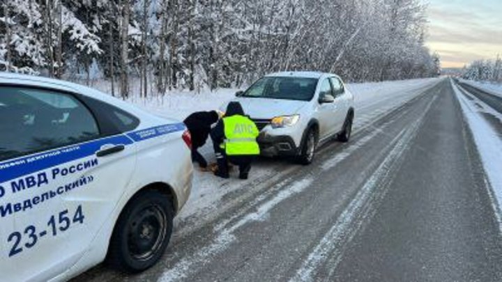 Неосторожный водитель застрял на свердловской трассе без топлива в 35-градусный мороз