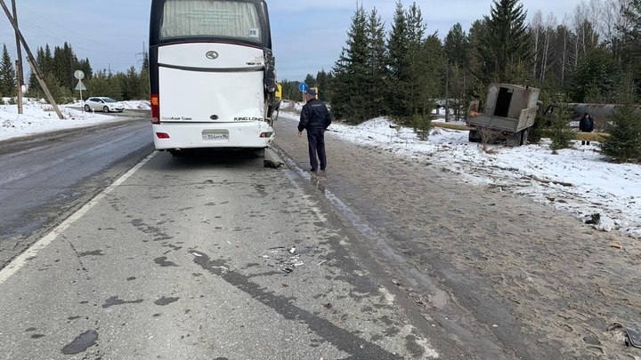 На севере Свердловской области КАМАЗ столкнулся с пассажирским автобусом
