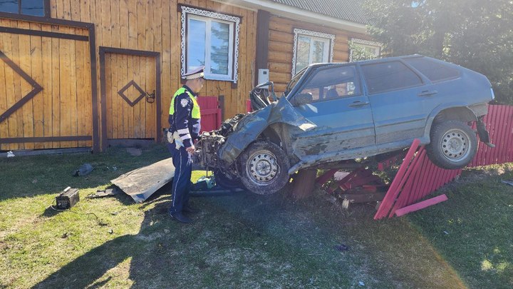 В Свердловской области водитель на большой скорости врезался в забор жилого дома