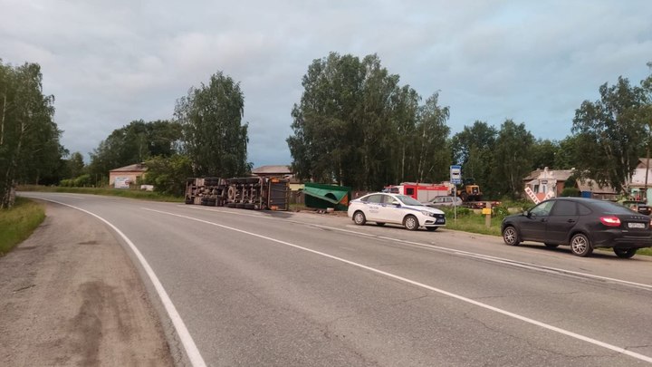 В Свердловской области грузовик с прицепом опрокинулся на полном ходу и снёс остановку