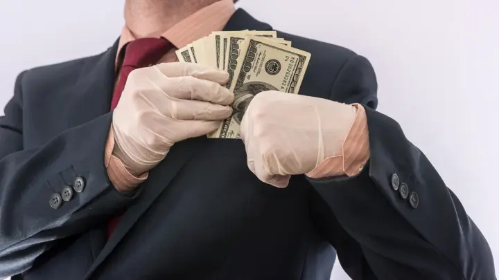 Пока русские парни на фронте, жены чиновников выбирают бизнес-класс до Сантьяго: Хроника предательства ради родов в сильных странах