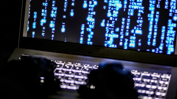 Новейшие технологии на службе мошенников: как злоумышленники обманывают с помощью ИИ, поддельных сайтов и дипфейков