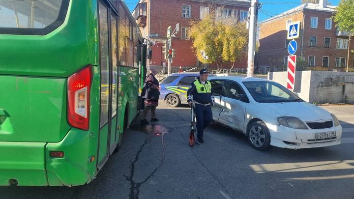 В Екатеринбурге на перекрёстке столкнулись пассажирский автобус и легковушка