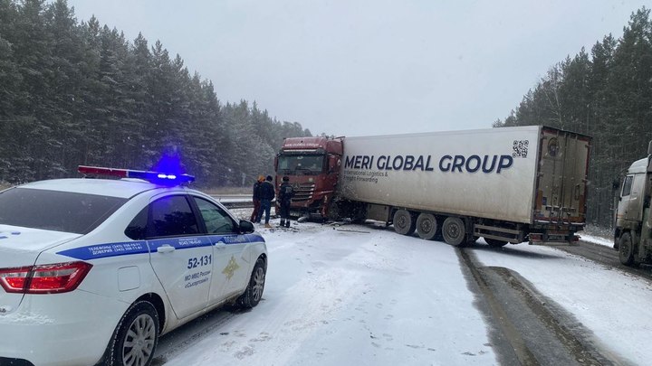 Под Екатеринбургом потерявшая управление фура заблокировала движение по Челябинскому тракту