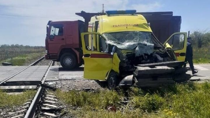 В Темрюкском районе поезд снес машину скорой помощи с пациентом