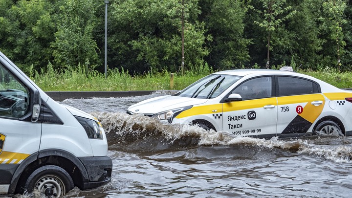 В Перми из-за аварии на водопроводе затопило улицу Архитектора Свиязева