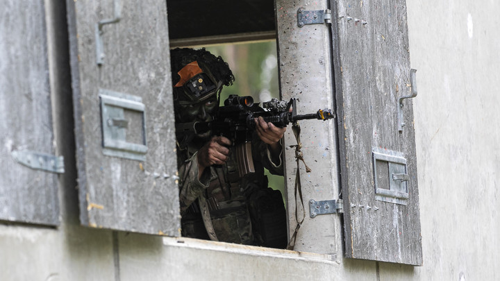СВО глазами украинского снайпера: Русские из нор запугали боевиков  - головы не поднять